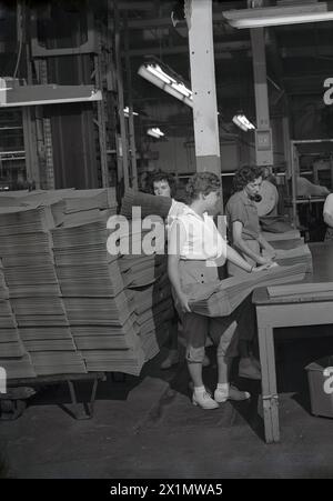 Années 1950, historiques, travailleuses sur un banc de travail dans une papeterie, emballant de grands sacs en papier, connus sous le nom de sacs plats, utilisés pour les livraisons de nourriture et les courses, Crown Zellerbach Corporation, WA, États-Unis. Banque D'Images