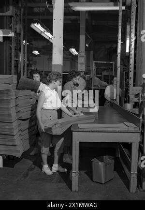 Années 1950, historiques, travailleuses sur un banc de travail dans une papeterie, emballant de grands sacs en papier, connus sous le nom de sacs plats, utilisés pour les livraisons de nourriture et les courses, Crown Zellerbach Corporation, WA, États-Unis. Banque D'Images