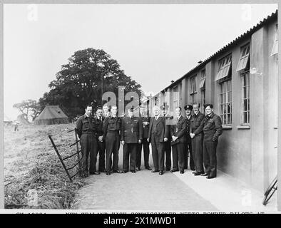 LE HAUT-COMMISSAIRE NÉO-ZÉLANDAIS RENCONTRE DES PILOTES DE BOMBARDIERS À LA STATION R.A.F. - Photo publiée en 1943. Le Haut commissaire pour la Nouvelle-Zélande, M. W.J. Jordan, a rencontré des pilotes du Bomber Command lorsqu'il a visité une station R.A.F. Parmi les personnes présentes se trouvaient plusieurs aviateurs de Nouvelle-Zélande. De gauche à droite - L'officier de vol D.G.A. Price de Nelson, l'adjudant N.J. Grant de Christchurch, le sergent de vol C.G. Foster d'Auckland, le sergent de vol W.M. Smith de Christchurch Group Capitaine Manson ; le commodore de l'air A.P. Ritchie, AFC., Mr. Jordan ; le commandant d'escadre J.D. Rollinson, DFC., le pilote D.F. Fowler de Wellington ; S Banque D'Images