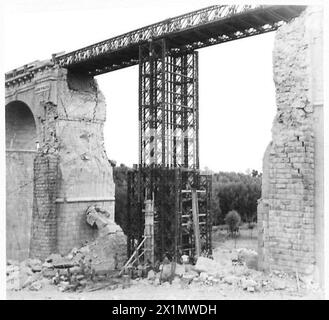 HUITIÈME ARMÉE : PONT BAILEY - vue générale de l'immense jetée, armée britannique Banque D'Images