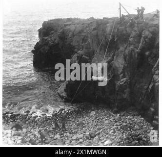 NOUVELLE MÉTHODE DE SAUVETAGE DES VICTIMES DE LA FALAISE - depuis la rive, les hommes de l'unité transportent le patient de civière vers le bas, en s'assurant que la civière reste à l'écart de la face de la falaise à bord tranchant, l'armée britannique Banque D'Images