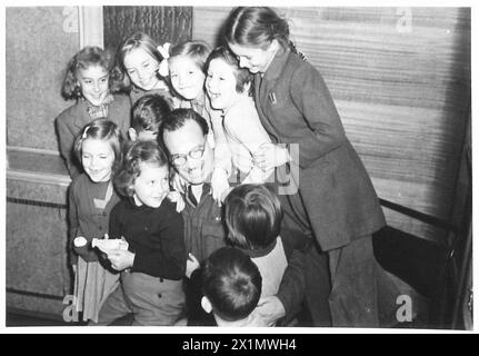 LA MAURETANIA REVIENT AVEC DES TROUPES RAPATRIÉES ET DES CIVILS D'EXTRÊME-ORIENT - le sergent de vol Bertram Miles, un clown professionnel d'avant-guerre, était connu par les 120 enfants à bord sous le nom de "Mr.Wimpey" et dès qu'il a été en vue était certain d'être entouré par des enfants riants et boiteux, suppliant pour lui d'effectuer l'un de ses innombrables tours, British Army Banque D'Images