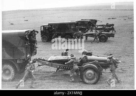 Les obusiers de six pouces de l'armée britannique arrivent à leurs positions en Écosse et sont détachés de leurs tracteurs pour le déploiement. Banque D'Images