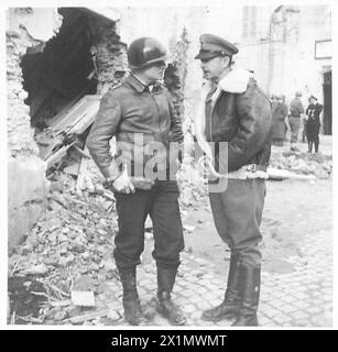 ITALIE : CINQUIÈME ARMYGENERAL ALEXANDER VISITE ANZIO TÊTE DE PONT - debout parmi les ruines de la ville de Nettuno, le général Truscott donne au général Alexander un compte rendu de la situation actuelle, armée britannique Banque D'Images