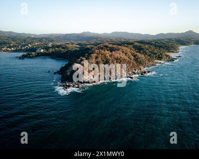 Vue de Sayulita Mexique vers le sud. Vue aérienne au coucher du soleil avec les vagues qui s'écrasent à la pointe. Banque D'Images