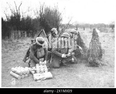 DÉMONSTRATION DE MORTIER DE TRANCHÉE AUX FUSILS IRLANDAIS DE LONDRES - hommes d'une section de mortier de tranchée de 3' déballant les bombes de leurs conteneurs, armée britannique Banque D'Images