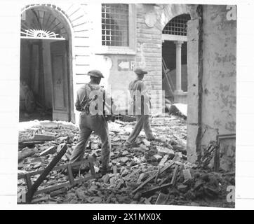 HUITIÈME ARMÉE : NETTOYAGE DES RUES À FLORENCE - Une patrouille de 4 peloton 'A' Coy., WR/DLR - Division sud-africaine d'une unité sud-africaine, se déplace le long des rues jonchées de débris vers le Ponte Vecchio bloqué. Les hommes sont même en alerte pour les tireurs d'élite allemands ou fascistes errants, l'armée britannique Banque D'Images