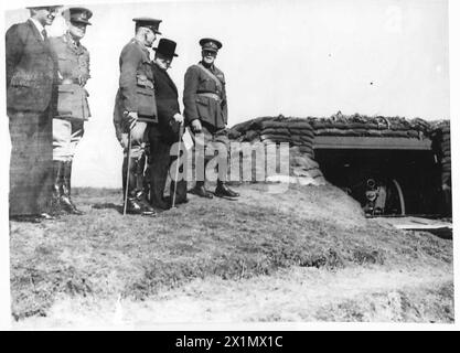 MR.WINSTON CHURCHILL VISITE LE NORD-EST - le premier ministre à un emplacement de canon de campagne sur une colline, l'armée britannique Banque D'Images