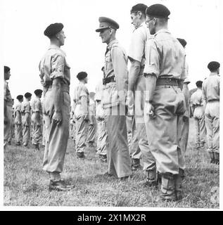 LIEUT. LE GÉNÉRAL MCCREERY ASSISTE AU STAND DOWN OF 27 LANCERS - LIEUT. Le général McCreery s'arrête pendant son inspection pour discuter avec SPL. Dennis du 14 Colley Crescent, Barnsley, Yorks, armée britannique Banque D'Images