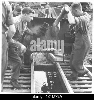 TRANSPORTER DU MATÉRIEL À TRAVERS Une RIVIÈRE - cette méthode de chargement d'un canon antichar 2-pdr sur le ferry ponton a également été effectuée, British Army Banque D'Images