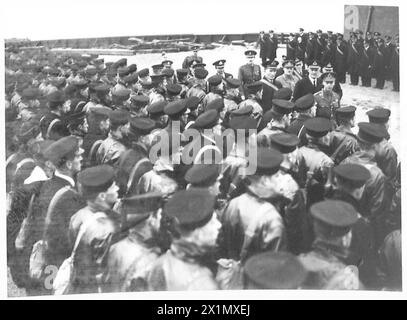 LE ROI VISITE LA CÔTE EST - le roi inspecte un défilé d'officiers et d'hommes de dragueurs de mines, à Gorleston, armée britannique Banque D'Images