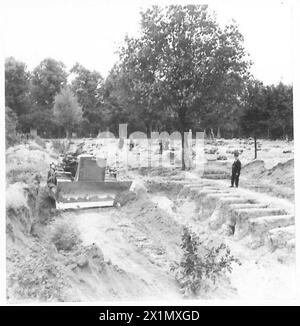 GUERRE CONTRE LA MALADIE À VIENNE - le bulldozer continue avec le travail, tandis que les parents cherchent, espérons-le, les tombes de leurs perdus, l'armée britannique Banque D'Images