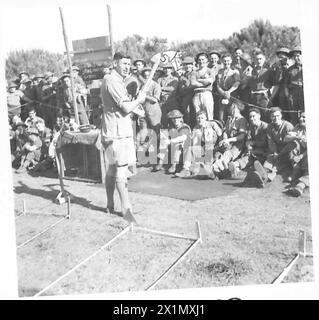 CINQUIÈME ARMÉE : ANZIO BRIDGEHEAD 'ANZIO TURF CLUB' MEETING - le commissaire-priseur, Major A. Parkinson de Swansea, obtient le meilleur prix qu'il peut des parieurs : pour les chevaux dans la plaque de vente de l'armée britannique Banque D'Images