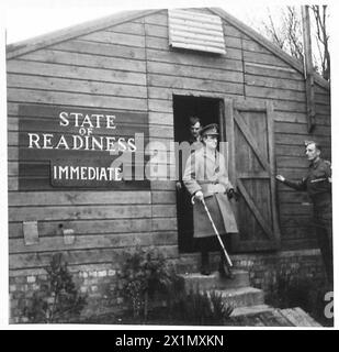 Le commandant en chef inspecte une cabane de loisirs au Commandement Sud-est et part après sa visite, observé par le personnel de l'armée britannique. Banque D'Images
