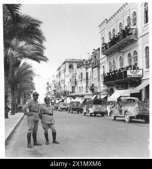 ENTRÉE DU GÉNÉRAL BRITANNIQUE ET DES TROUPES À BEYROUTH - gendarmes français observant la procession des troupes britanniques, armée britannique Banque D'Images