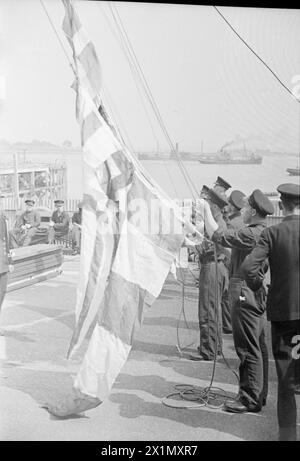 AU CENTRE DE FORMATION DE LA MARINE MARCHANDE HMS GORDON. JUIN 1941, HMS GORDON, GRAVESEND. CES HOMMES ONT SIGNÉ POUR LE SERVICE DANS LA ROYAL NAVY ET ONT ÉTÉ INVITÉS À SE PORTER VOLONTAIRES POUR LE SERVICE MARCHAND. - Hisser les drapeaux, Banque D'Images