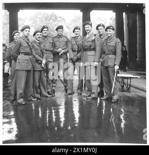 6E DIVISION AÉROPORTÉE BRITANNIQUE : INVESTITURE - officiers et hommes des Lancs. Parachute BTN. Après avoir été décoré, British Army Banque D'Images