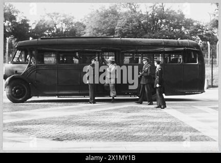 LES OFFICIERS DE LA LUFTWAFFE atteignent LE CAMP P.O.W. EN ANGLETERRE - le major-général Carl Peter Kochy de l'armée de l'air allemande, arrivant à un camp de prisonniers de guerre en Angleterre. Il suit les officiers d'escorte du War Office et de la United States 8th Army Air Force depuis l'entraîneur dans lequel il voyage. (Photo publiée en 1943) , Royal Air Force Banque D'Images