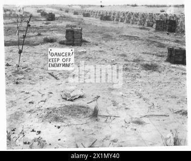 HUITIÈME ARMÉE : UN AÉRODROME EN PRÉPARATION - piles de mines enlevées par les ingénieurs, armée britannique Banque D'Images