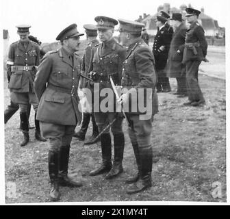 Le premier ministre visite les défenses militaires accompagné du général Sir Alan Brooke, du général Sir John Dill et du major-général Liardet, inspectant les fortifications et examinant la préparation défensive de l'armée britannique. Banque D'Images