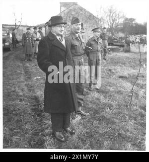 LE SECRÉTAIRE D'ÉTAT À LA GUERRE VISITE L'IRLANDE DU NORD - le secrétaire d'État à la surveillance de la guerre des troupes en formation, British Army Banque D'Images