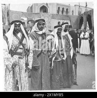 VISITE DU ROI IBN SAOUD EN EGYPTE - quelques-uns des pittoresques garde du corps royal saoudien devant la mosquée, Banque D'Images