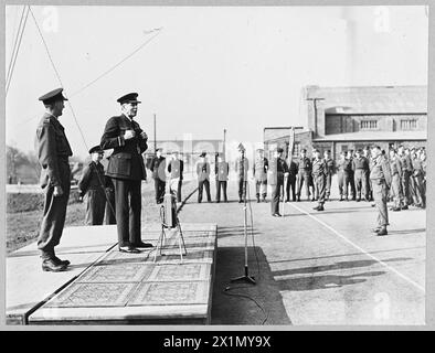 LORD TRENCHARD INSPECTE LES ESCADRONS DU RÉGIMENT DE LA ROYAL AIR FORCE. - [Voir A.M. Bulletin No 9474]. 8706. Lord Trenchard s'adressant aux officiers et aux hommes du régiment R.A.F. de la Royal Air Force Banque D'Images