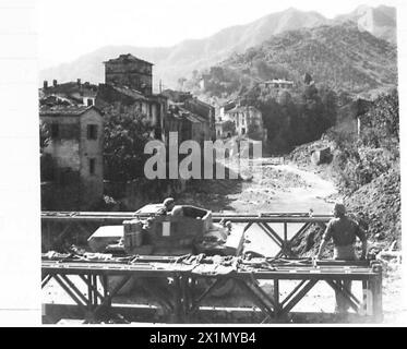 La 8e armée britannique construit et entretient un pont Bailey à Bifforco pour soutenir le transport militaire et la mobilité opérationnelle. Banque D'Images