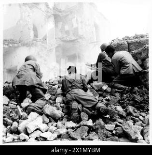 INVASION DE L'ITALIE : CINQUIÈME FRONT D'ARMÉE - soldats italiens parmi les ruines de Castellammare. Ils ont aidé nos troupes à rassembler les tireurs d'élite ennemis, l'armée britannique Banque D'Images