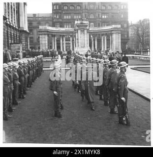 LE VICE-PREMIER MINISTRE TCHÉCOSLOVAQUE VISITE L'IRLANDE DU NORD - le général Sergej Ingr inspecte la Garde d'honneur de l'armée britannique Banque D'Images