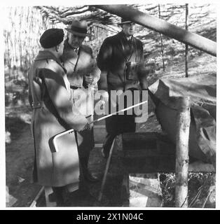 Sir Keith Murdoch inspecte 'Winnie', une arme à feu transmanche, lors d'une visite à Douvres. Banque D'Images