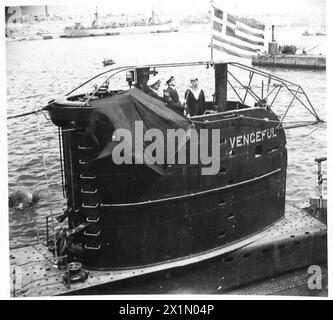 TRANSFERT DU SOUS-MARIN BRITANNIQUE À LA ROYAL HELLENIC NAVY - les couleurs grecques sont remontées sur le sous-marin «VENGEFUL» de l'armée britannique «DELPHIN» Banque D'Images