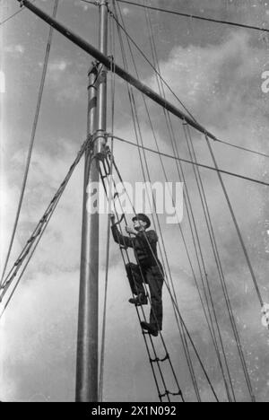 EX-POSTIER LIVRE LES ARMES : FORMATION DE LA MARINE MARCHANDE EN GRANDE-BRETAGNE, 1942 - William Charles Piper grimpe le gréement pendant son entraînement au Royal Navy Training Establishment for Merchant Seamen. Cette photographie a presque certainement été prise au HMS GORDON à Gravesend dans le Kent, Royal Navy, HMS Gordon, Shore Establishment, Gravesend, marine marchande Banque D'Images