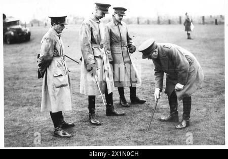 DÉMONSTRATION DE MORTIER DE TRANCHÉE AUX FUSILS IRLANDAIS DE LONDRES - le major général C.F. Liardet explique un point au major général H.C. Loyd (au centre) ; le brigadier Portman et un autre officier de l'armée britannique Banque D'Images