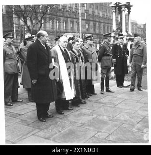 VISITE DU VICE-PREMIER MINISTRE TCHÉCOSLOVAQUE EN IRLANDE DU NORD - de gauche à droite - M. Jan Masaryk (vice-premier ministre et ministre des Affaires étrangères de la Tchécoslovaquie). Alderman D. Lyle Hall, maire adjoint de Belfast. Conseiller municipal T. Henderson, député, haut shérif de Belfast ; brigadier général le Roy F. Collins, et major V.H.B. Magendie, GC., nid. Photographié au CÉNOTAPHE, armée britannique Banque D'Images