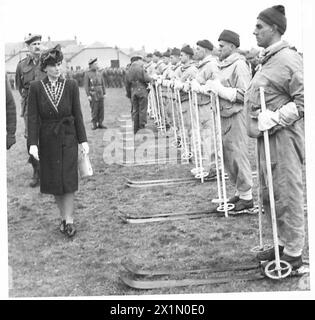Son Altesse Royale la duchesse de Gloucester inspecte les troupes de ski de l'armée britannique en Écosse pendant la IIe Guerre mondiale. Les soldats se tiennent en formation sur un sol enneigé, démontrant leur disponibilité et leur discipline pour l'entraînement à la guerre en montagne. Banque D'Images