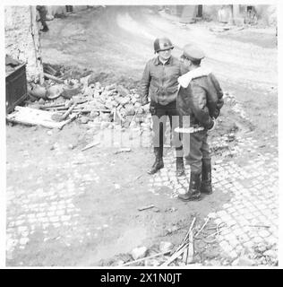 ITALIE : CINQUIÈME ARMYGENERAL ALEXANDER VISITE ANZIO TÊTE DE PONT - debout parmi les ruines de la ville de Nettuno, le général Truscott donne au général Alexander un compte rendu de la situation actuelle, armée britannique Banque D'Images