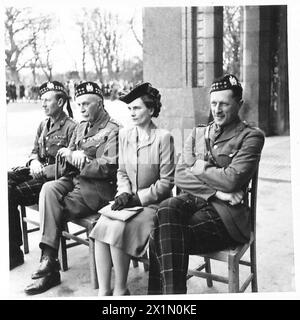 SAR LA DUCHESSE DE GLOUCESTER EN ÉCOSSE - de gauche à droite : Colonel le Duc de Buccleugh, Major-général Sir E. Broadbent, SAR la Duchesse de Gloucester Colonel W.A.H. Maxwell posant pour une photographie, British Army Banque D'Images