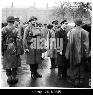 LE DUC DE KENT VISITE L'IRLANDE DU NORD - le duc inspectant un régt de campagne, de la Royal Artillery, de l'armée britannique Banque D'Images