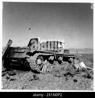 LA CAMPAGNE DE TUNISIE, NOVEMBRE 1942-MAI 1943 - Un Panzer III allemand (Panzerkampfwagen III) assommé par un canon d'artillerie de campagne français de 75 mm sur le terrain en Tunisie, décembre 1942, armée allemande, armée française Banque D'Images