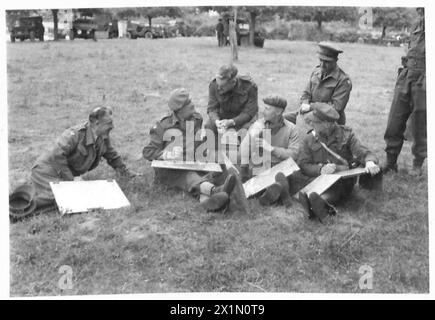 CONFÉRENCE DES COMMANDANTS DU CORPS - la conférence en cours entre le major-général E.H. Barker, extrême droite ; le lieutenant-général G.C. Bucknall, C.B., M.C. deuxième à partir de la droite ; Major-général Graham, sans chapeau, et Brigadier C.J. Rawlins, M.C. troisième à partir de la droite.Major-général Barker 49th DivisionLieut.-général Bucknall corps commander (30th corps)Major-général Graham 50th Division , Armée britannique, 21st Army Group Banque D'Images