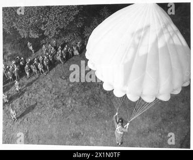 Les parachutistes stagiaires de la 4e brigade de fusiliers du cadre de l'armée polonaise s'entraînent à débarquer depuis une tour de parachute à Fifeshire, en Grande-Bretagne, observés par des instructeurs et le général Władysław Sikorski. Banque D'Images
