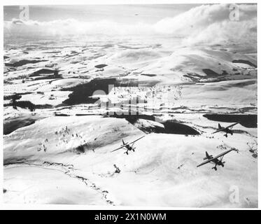 Trois Westland Lysander Mark IIIA du No 309 Polish Fighter-reconnaissance Squadron mènent un vol d'entraînement de reconnaissance photographique au-dessus des collines enneigées à Fife, en Écosse, qui fait partie du RAF Army Cooperation Command. Banque D'Images