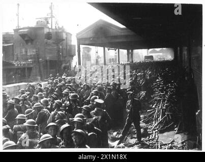 Négatif, verre - scènes sur le quai pendant le débarquement, armée britannique Banque D'Images