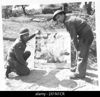 CINQUIÈME ARMÉE : ANZIO BRIDGEHEADSOLDIER EX-MINEURS AVIS DE GRÈVE DES MINEURS - Pte. H. Brown (à gauche) de Clement Road, Horseley, Woodhouse, près de Derby, qui travaillait à la mine de charbon Mapperley et au Pte, A. Warrilow (à droite) du 38 Old Folkestone Road, Douvres, Kent, de la mine de charbon Tilmanstone. Les deux étaient à Dunkerque, et dans la campagne tunisienne et sont maintenant sur la tête de pont d'Anzio. Pte. Le commentaire de Brown était "je ne suis pas d'accord avec une grève des mineurs à un moment où le pays a besoin de tout le charbon qu'il peut obtenir. Je pense que les mineurs n'ont jamais eu de marché carré.» Pte. Warrilow, un réserviste de l'armée rappelé au C. Banque D'Images