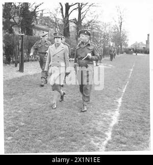 VISITE DE SAR LA PRINCESSE ROYALE À Un BATAILLON DU RÉGIMENT DES BASSES TERRES - SAR la Princesse Royale avec Lt.Col. A.G. Syme, DSO., MM., commandant du 1er Bataillon Lowland Regiment, Armée britannique Banque D'Images