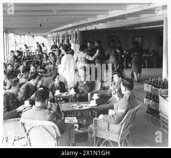 BATEAU DE DÉPART DU NIL POUR les 'AUTRES RANGS' DU ROYAL CORPS OF SIGNALS - retour sur le bateau de départ, la danse hebdomadaire est en cours, British Army Banque D'Images