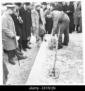 EXPOSITION DE L'ÉQUIPEMENT DE L'ARMÉE À BIRMINGHAM - sergent du génie royal expliquant comment utiliser un détecteur de mine polonais n ° 3 au maire et maire de Birmingham. Des expositions de l'armée ont eu lieu dans tout le pays où peolpe a pu voir et essayer certains des équipements utilisés par les troupes britanniques. Ces photographies prises à Birmingham montrent les visiteurs à une exposition d'équipement de l'armée. Noir et blanc, armée britannique, ingénieurs royaux Banque D'Images