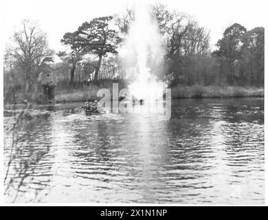 ATTACHÉ MILITAIRE SUÉDOIS VISITE L'ÉCOLE DE BATAILLE - en traversant une rivière dans des bateaux d'assaut, les explosifs donnent du réalisme à l'exercice, British Army Banque D'Images