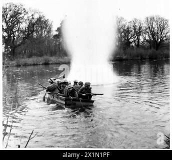 ATTACHÉ MILITAIRE SUÉDOIS VISITE L'ÉCOLE DE BATAILLE - en traversant une rivière dans des bateaux d'assaut, les explosifs donnent du réalisme à l'exercice, British Army Banque D'Images